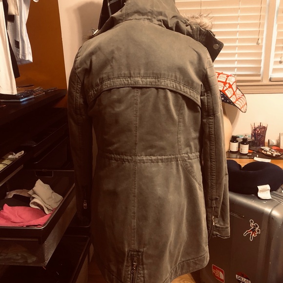 Guess winter jacket olive w/ zip out lining size small - Picture 4 of 5